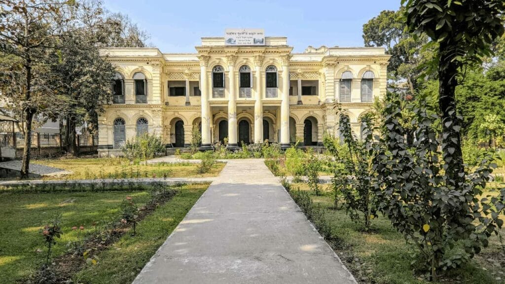 Tarash Rajbari is located at the core of Pabna City and is one of the region's oldest palaces in the Pabna District.