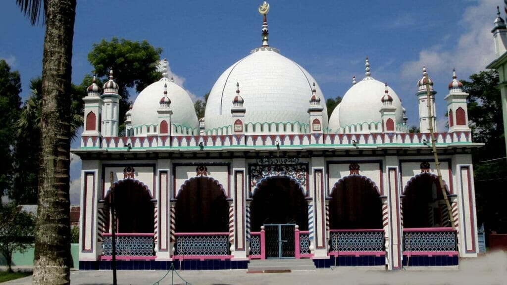 The Hinda Kasba shahi mosque is located 15 kilometers away from Joypurhat city in the Joypurhat district.